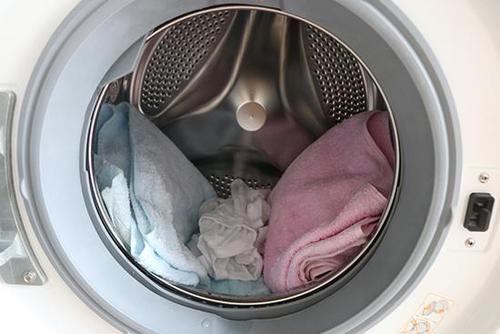 全自动洗衣机接水龙头处加水后往外冒水怎么办？