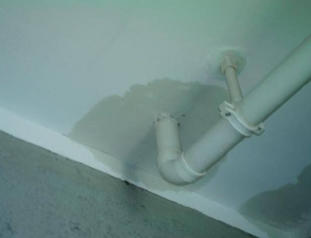 卫生间漏水，也有可能是地漏出了问题
