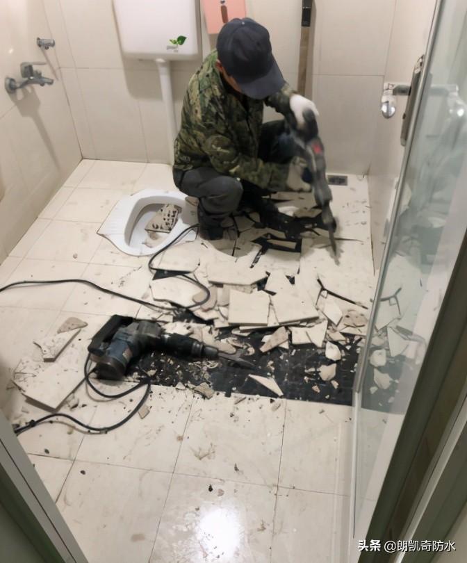 卫生间漏水，维修想要少花钱，快来试试免砸砖的维修方法吧